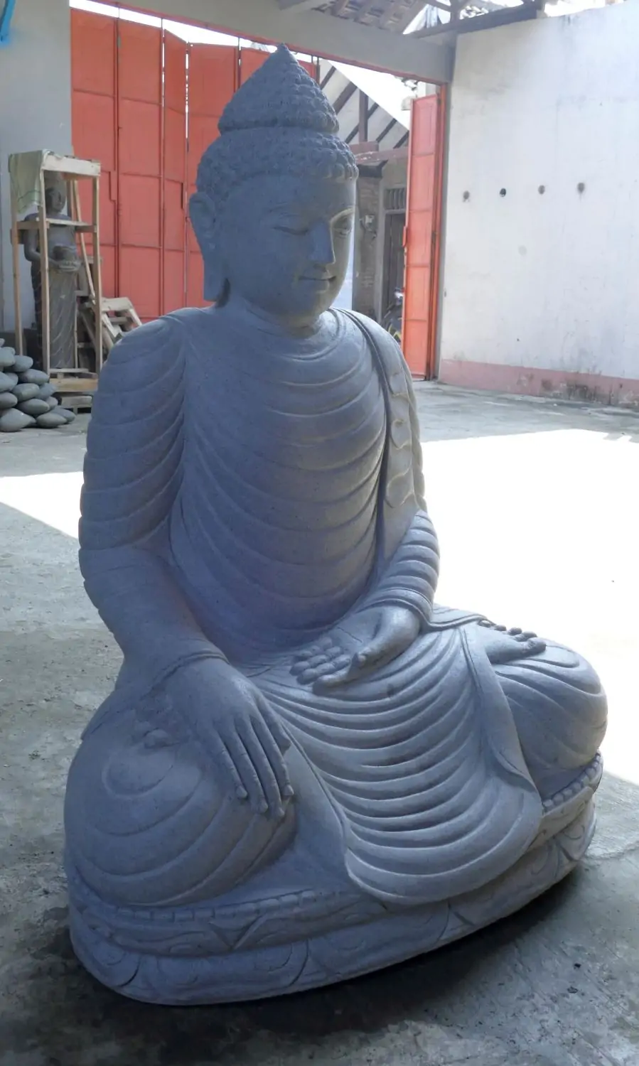 Artikelbild 4 des Artikels “Sitzender Buddha aus Flussstein in Bhumisparsha - Geste des Berührens der Erde. Etwa 115cm Höhe. “